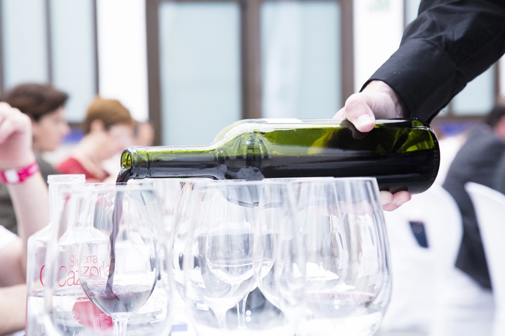 Experiencia Verema Málaga Cata Inaugural Bodegas Lan sirviendo vino